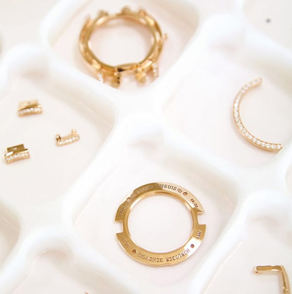 零件清洗完毕后将机芯装入表壳并进行检测-伯爵售后维修服务中心