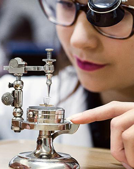 温妮·珍尼丝-重庆伯爵维修中心制表师