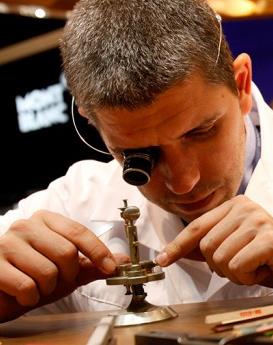 华特·沃尔顿-广州伯爵维修中心制表师