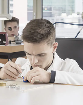 凯罗尔·切尔西-天津伯爵维修中心制表师