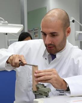 劳里·鲍威尔-南京伯爵维修中心制表师